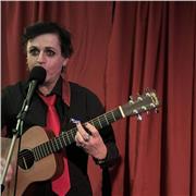 Chris one man band: guitare, banjo, harmonica, ukulélé , cavaco  etc..